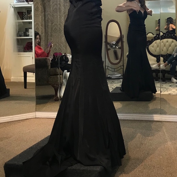 Formal dress - Picture 4 of 5